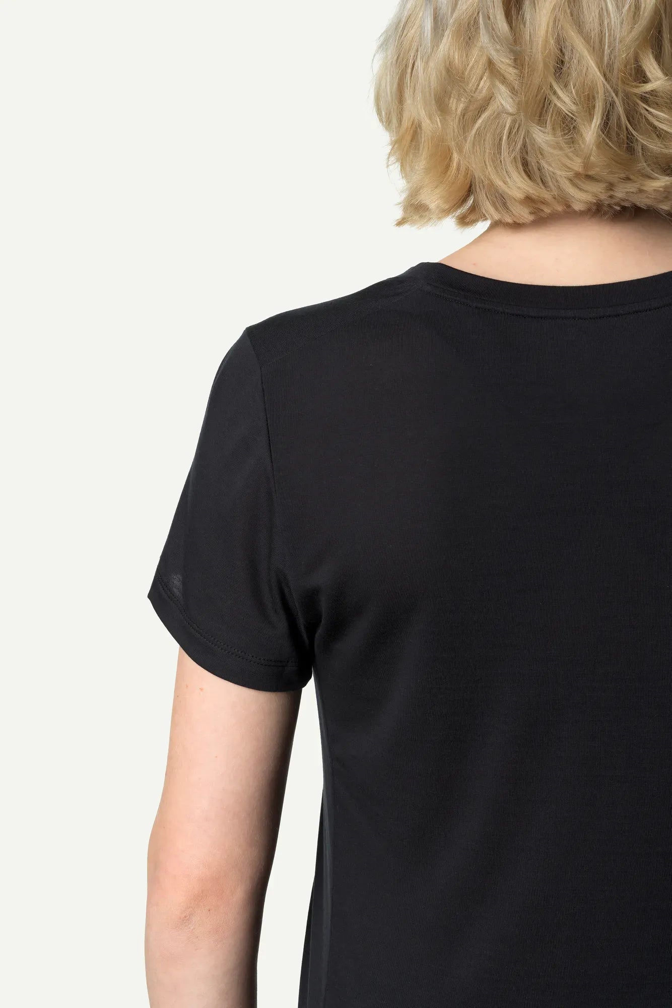 151004_900_600_Women_DeSoli_Tee_true_black_c_low