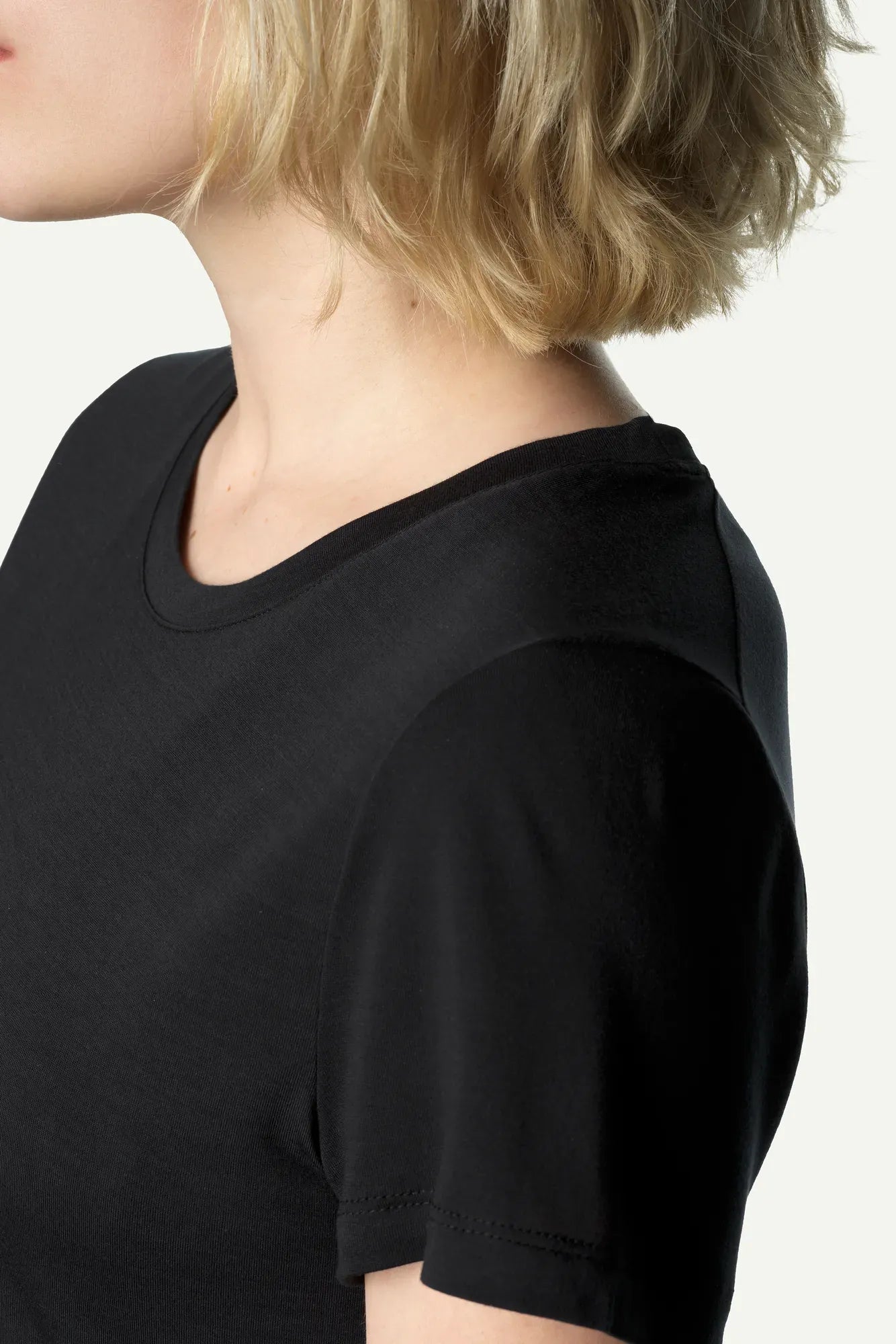 151004_900_601_Women_DeSoli_Tee_true_black_c_low