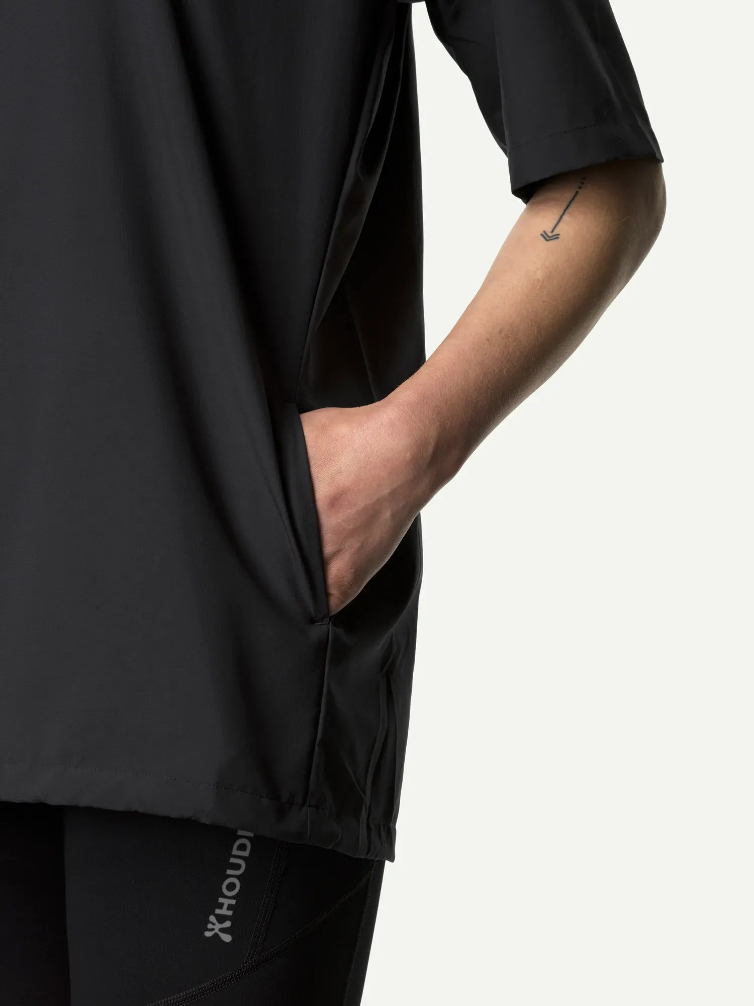 159784_900_600_Women_Weather_Tee_true_black_c_low