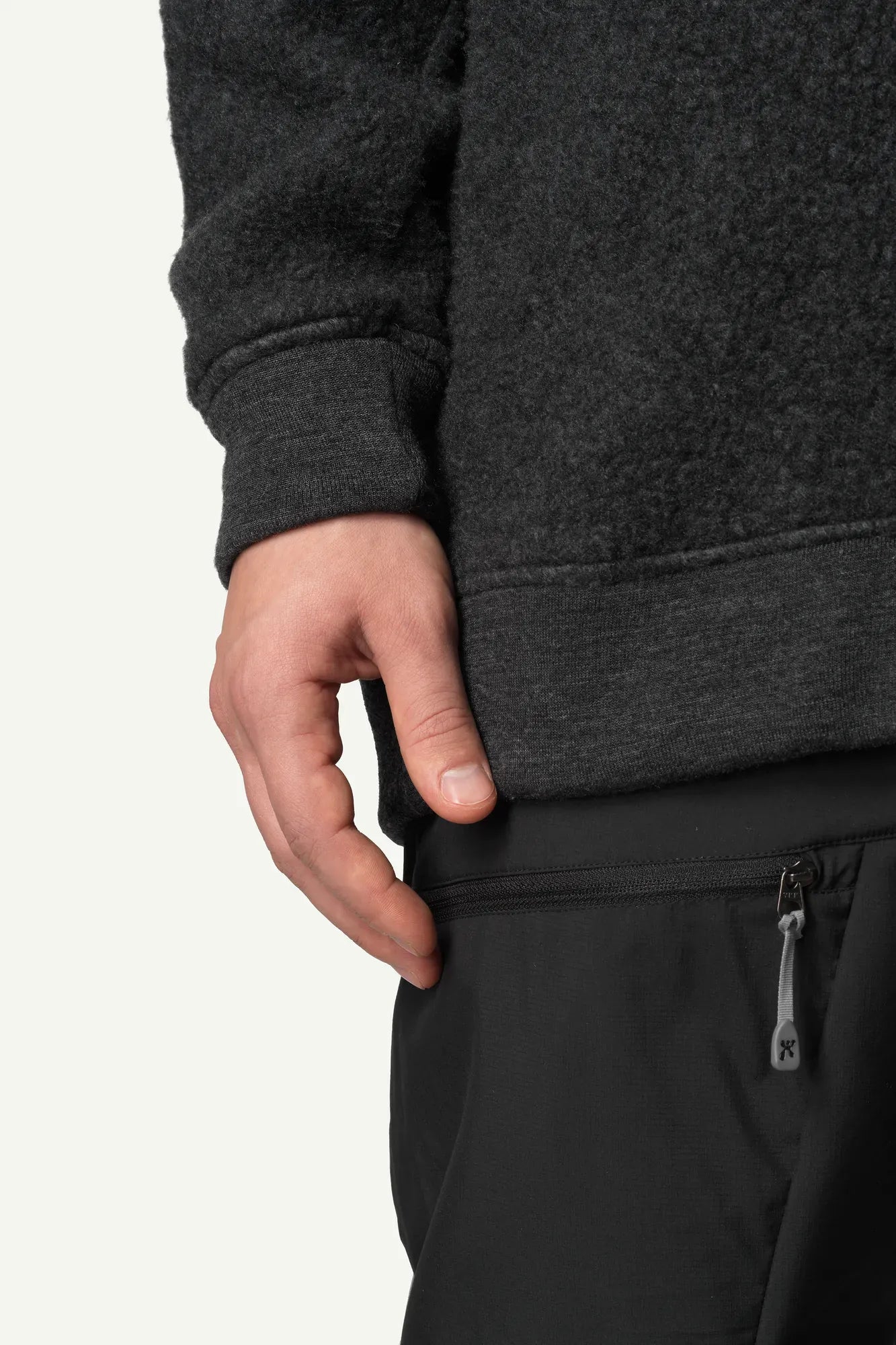 220234_900_601_Men_Alto_Half_Zip_true_black_c_low