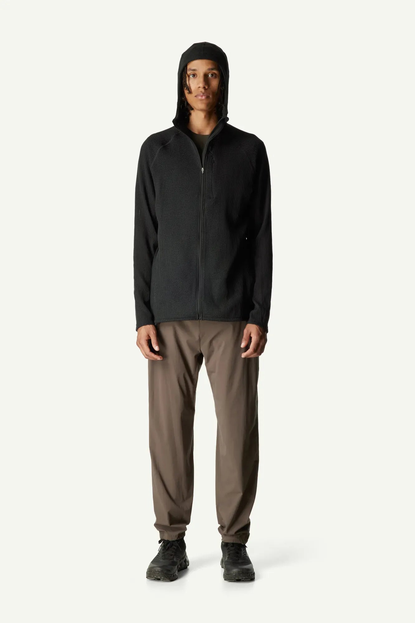 830011_900_101_Men_Pace_Flow_Houdi_true_black_A815_c_low
