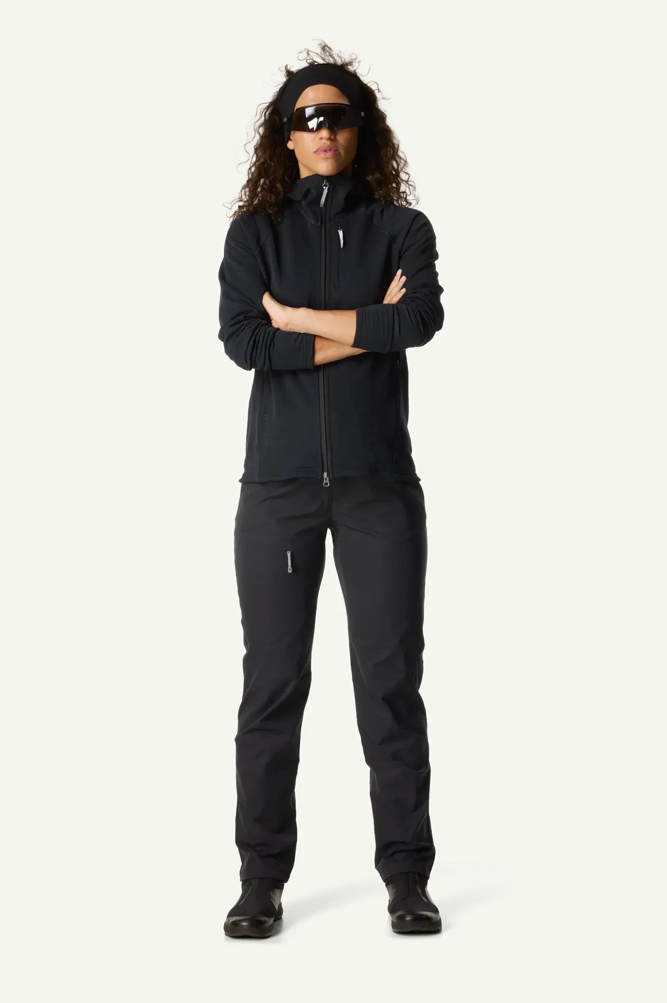 830037_900_100_Women_Aero_Houdi_true_black_c_low