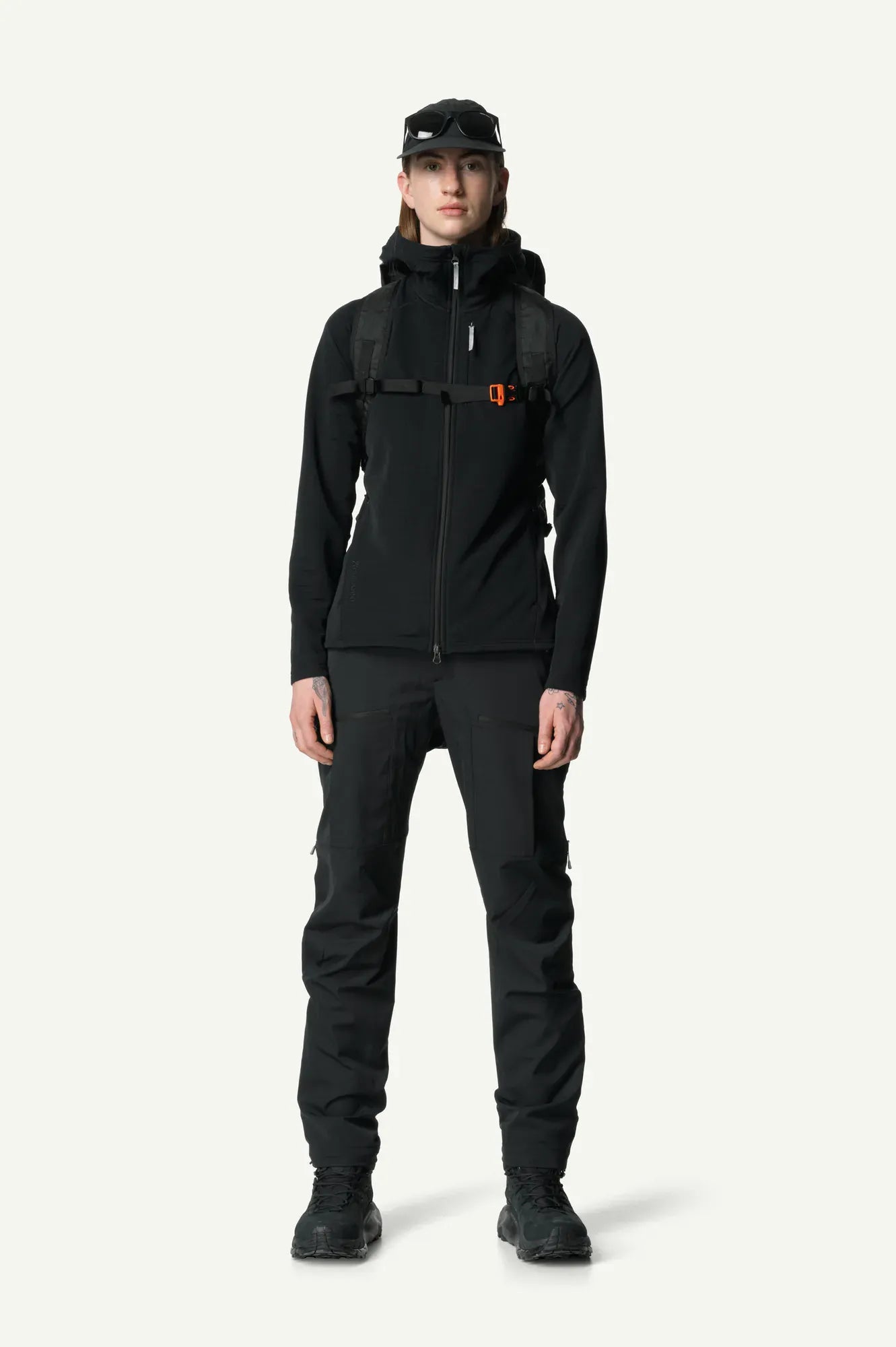 830037_900_101_Women_Aero_Houdi_true_black_C468_c_low