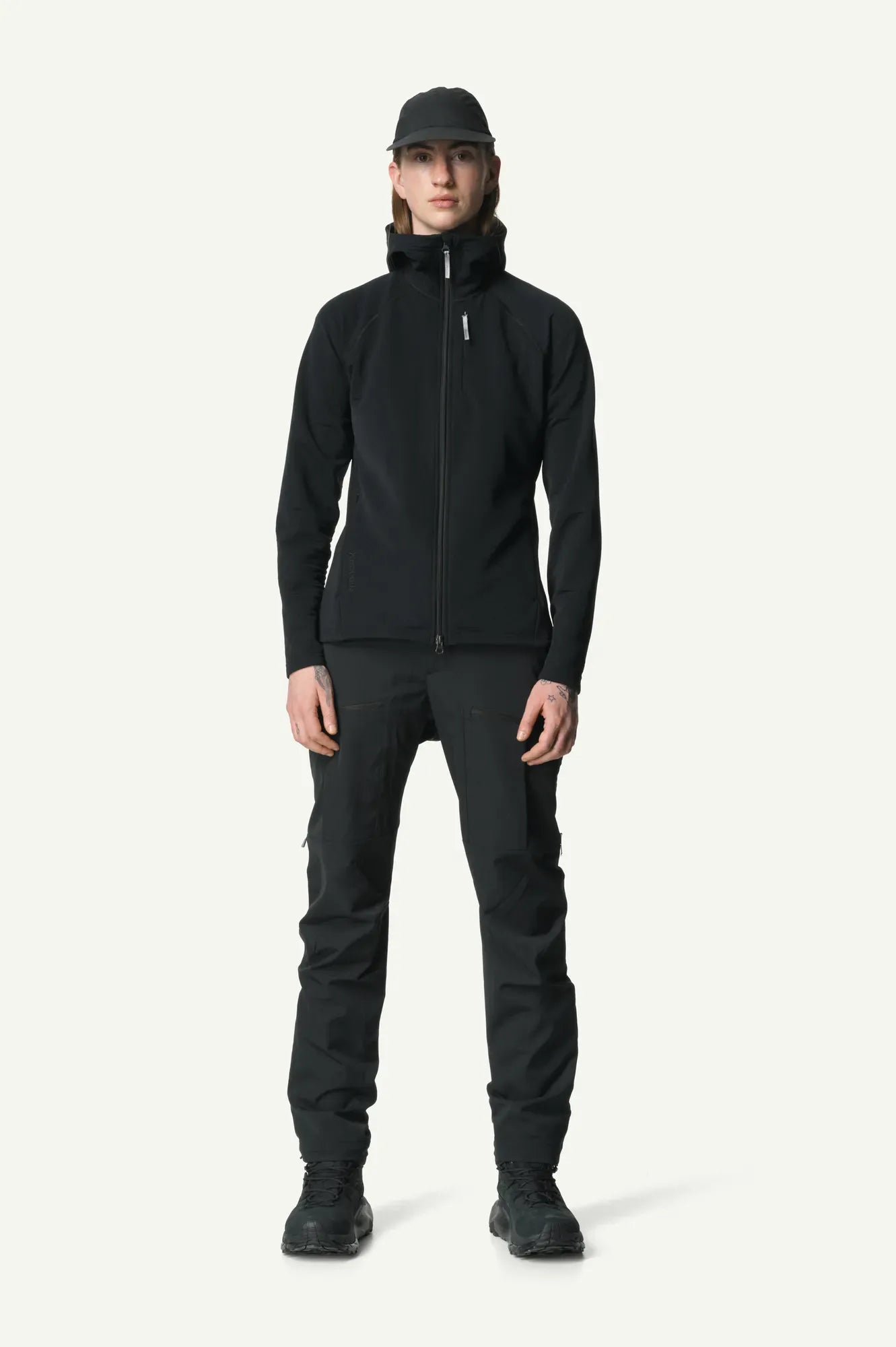 830037_900_102_Women_Aero_Houdi_true_black_C468_c_low