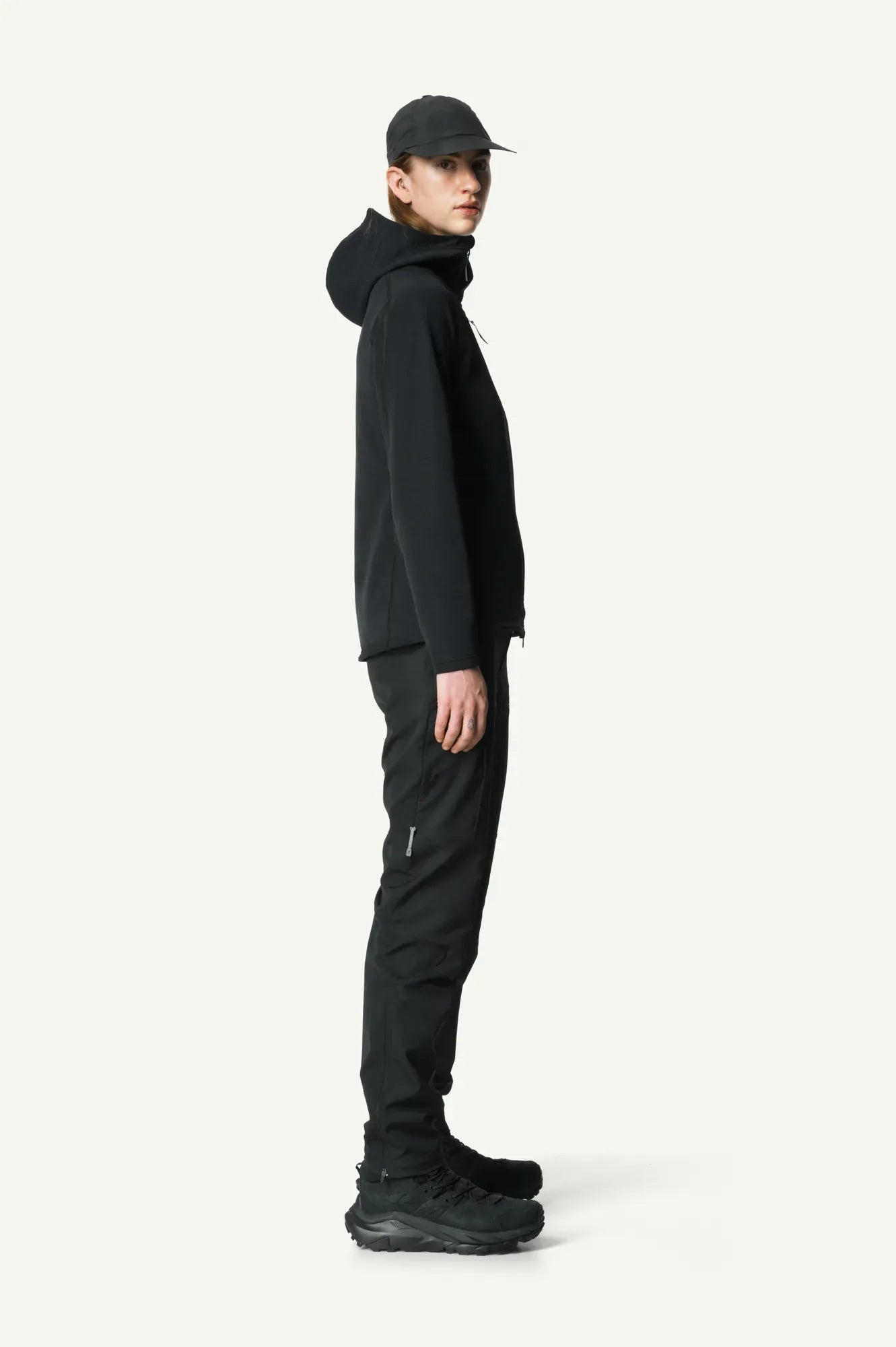 830037_900_103_Women_Aero_Houdi_true_black_C468_c_low