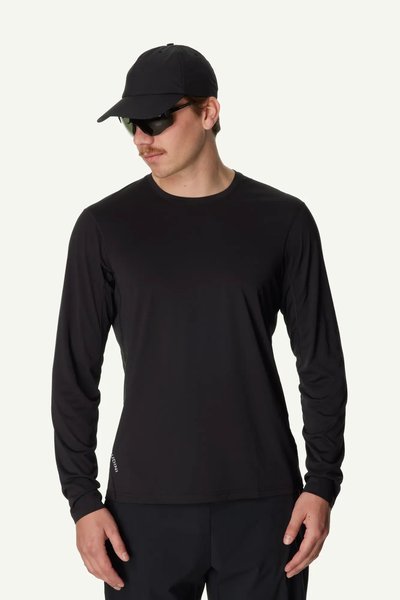 840063_900_200_Men_Pace_Air_LS_Tee_true_black_A372_c_low