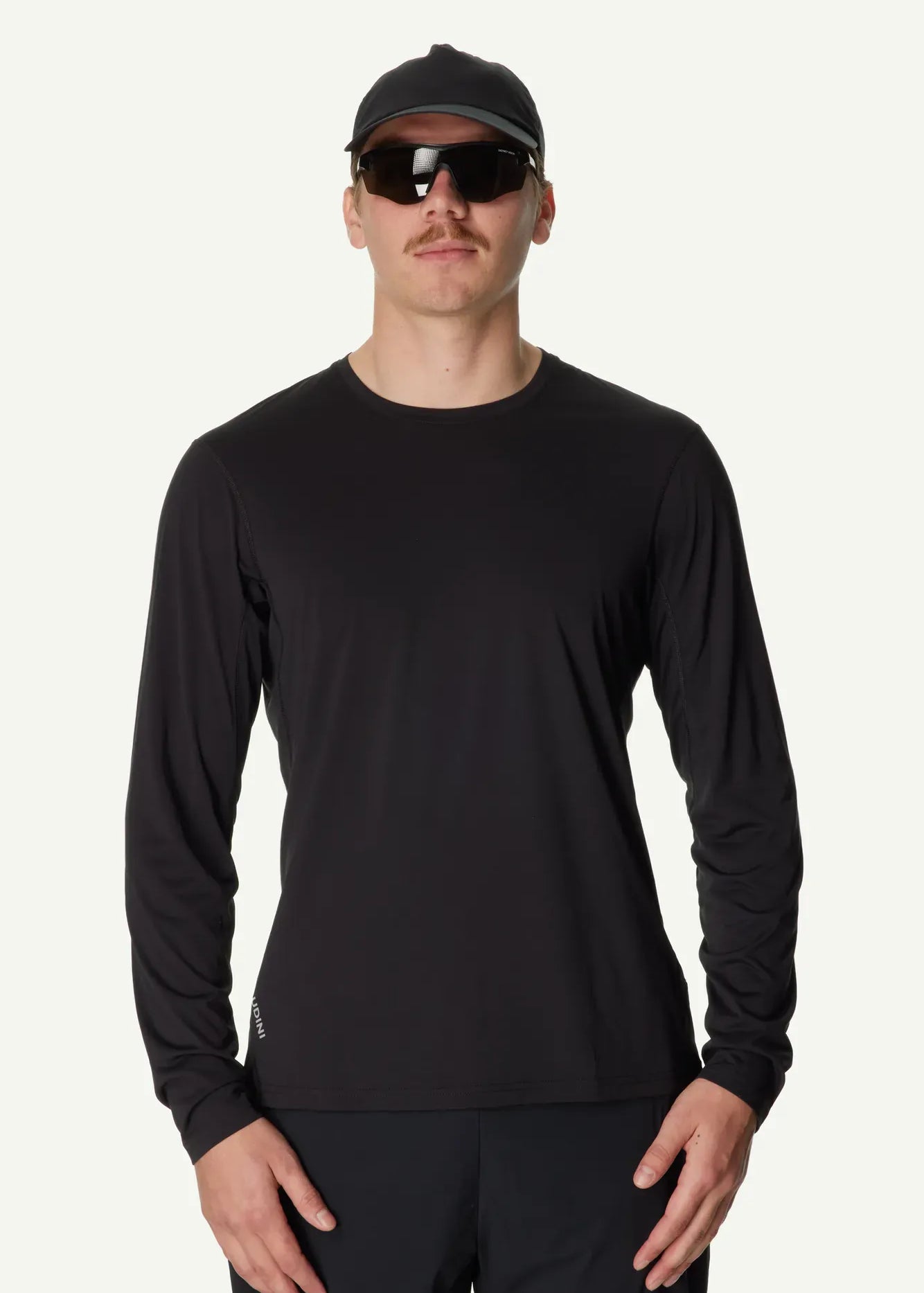 840063_900_201_Men_Pace_Air_LS_Tee_true_black_A372_c_low