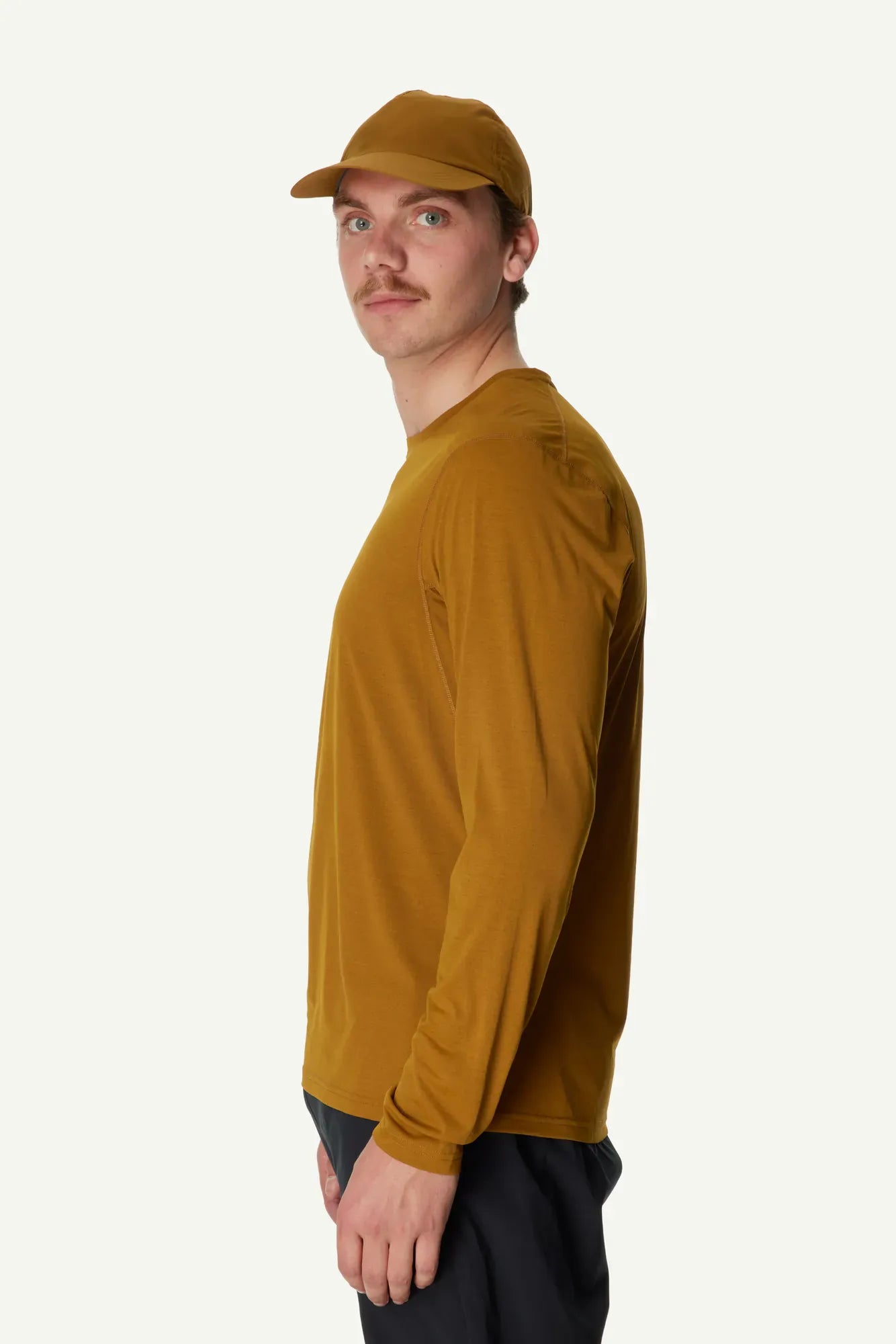 840063_G65_201_Men_Pace_Air_LS_Tee_greenish_gold_A372_c_low