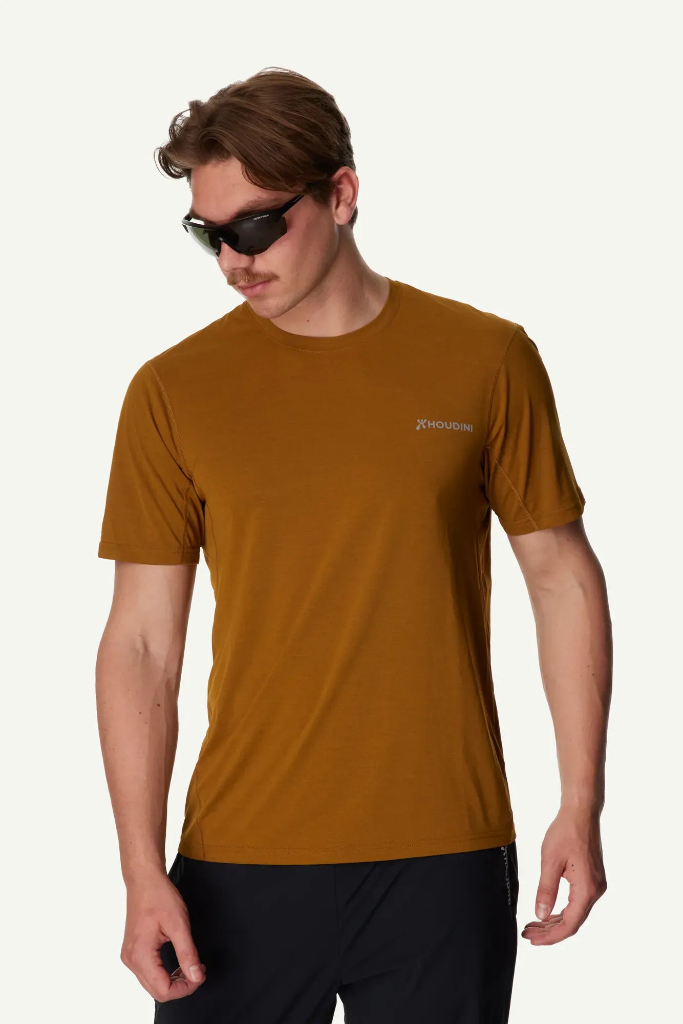 840071_I46_200_Men_Pace_Air_Message_Tee_greenish_gold_houdini_logo_A372_c_low