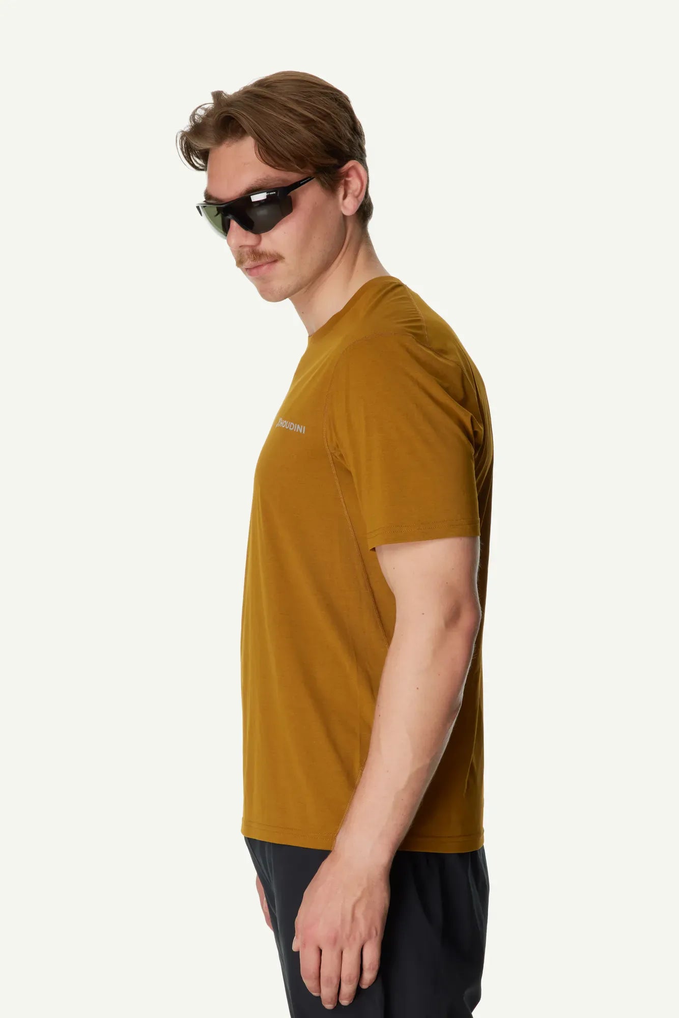 840071_I46_201_Men_Pace_Air_Message_Tee_greenish_gold_houdini_logo_A372_c_low