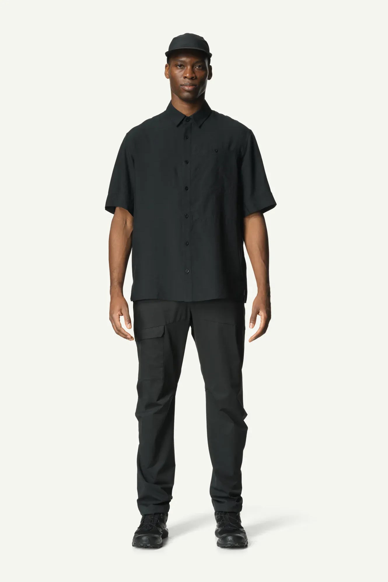 860051_B30_100_Men_Tree_Shortsleeve_Shirt_true_black_light_C115_c_low