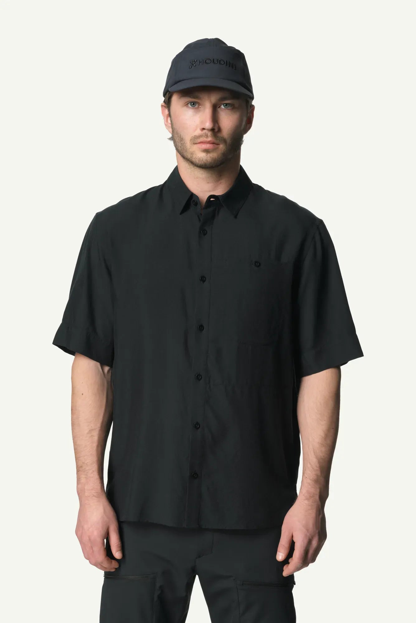 860051_B30_200_Men_Tree_Shortsleeve_Shirt_true_black_light_C112_c_low