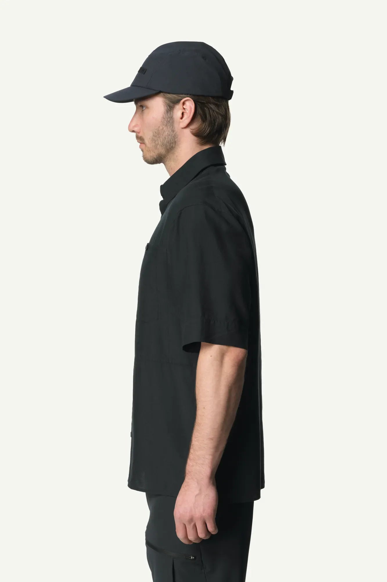 860051_B30_201_Men_Tree_Shortsleeve_Shirt_true_black_light_C112_c_low