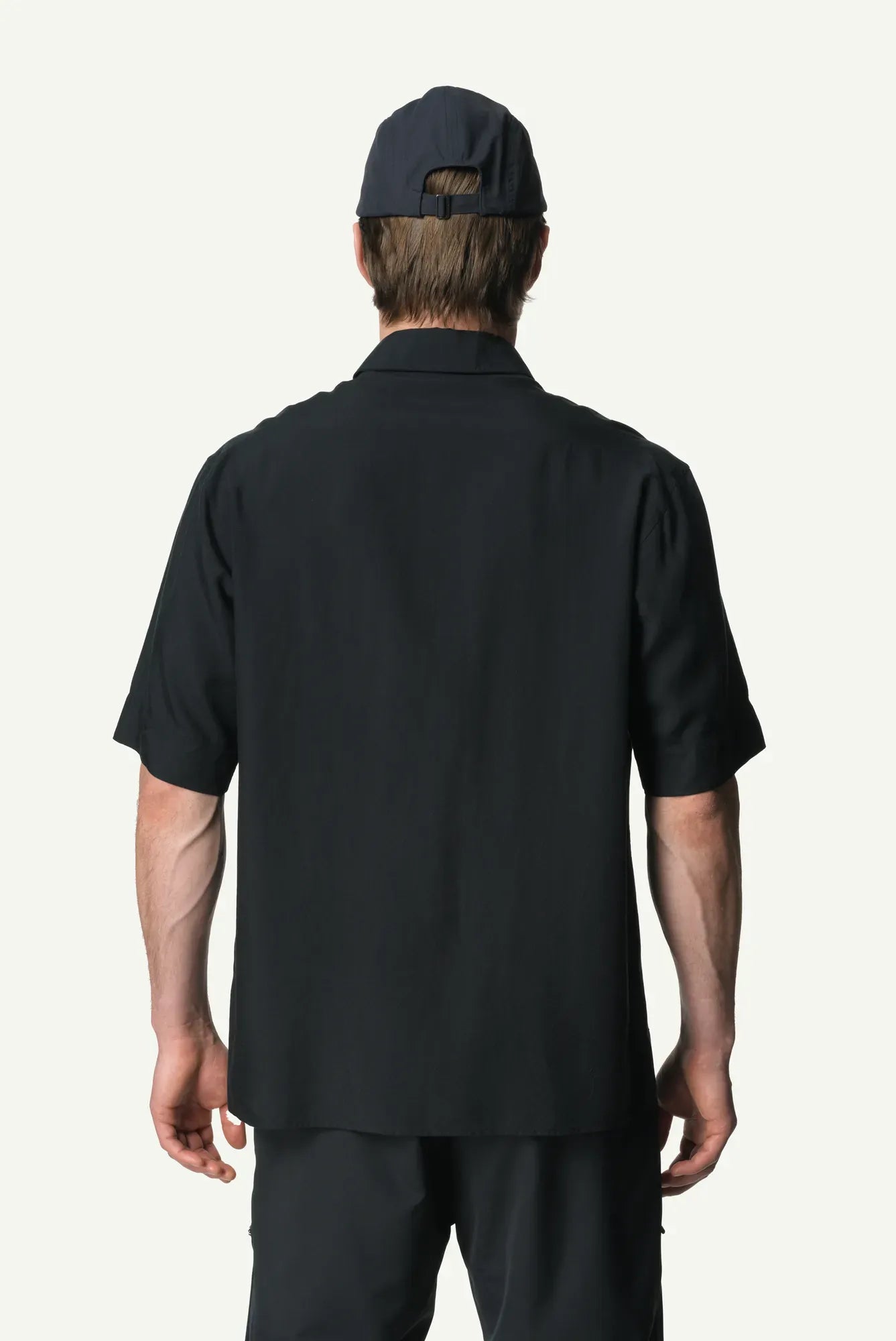 860051_B30_202_Men_Tree_Shortsleeve_Shirt_true_black_light_C112_c_low