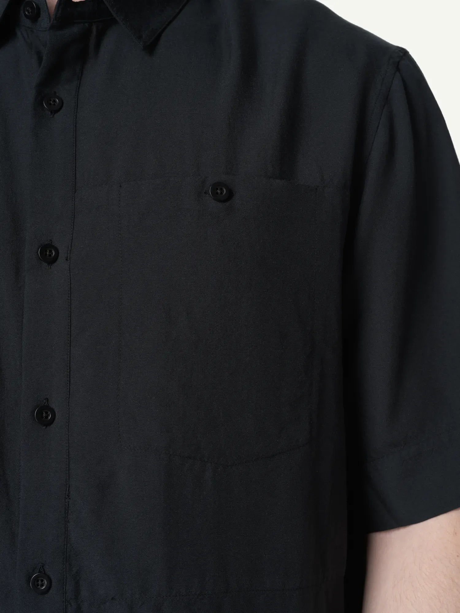860051_B30_600_Men_Tree_Shortsleeve_Shirt_true_black_light_c_low