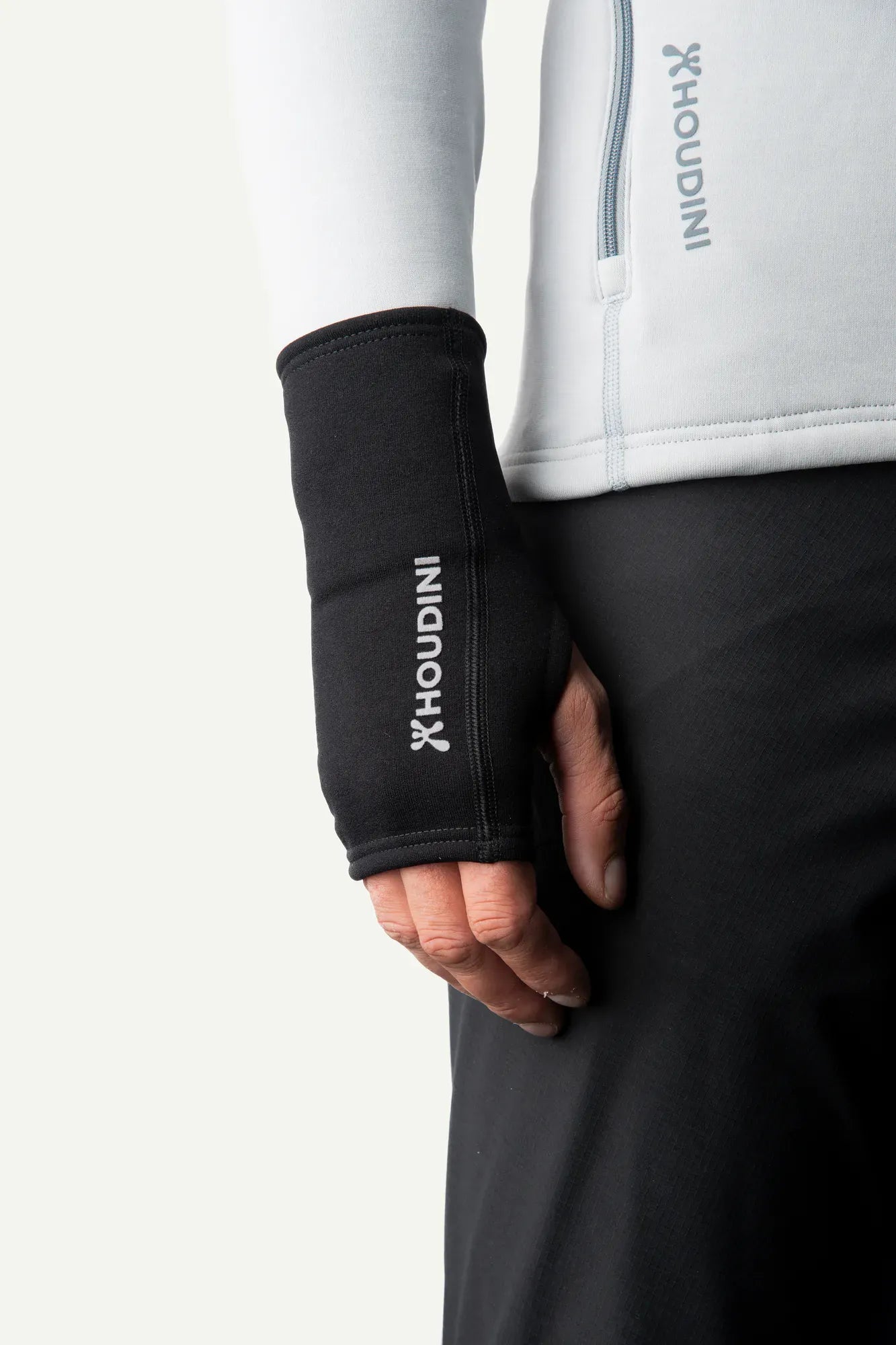 Ms-Power-Wrist-Gaiters_True-Black_328154_900_P_F_1001_c_low